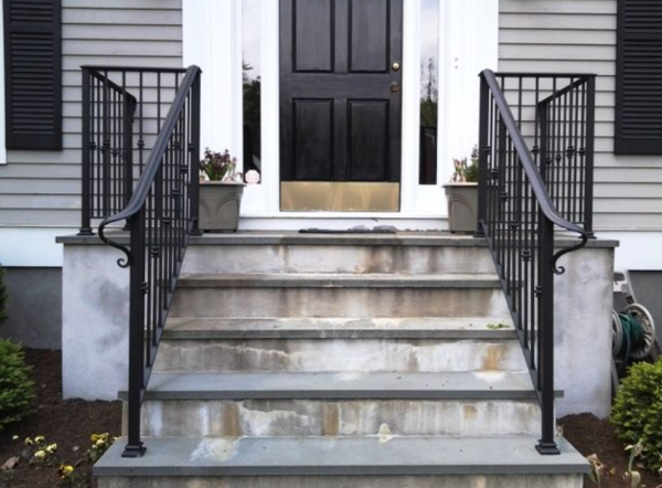 Pagar besi dengan tangga masuk elegan